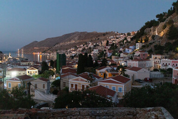 Borgo costiero illuminato al crepuscolo con vista sul mare..