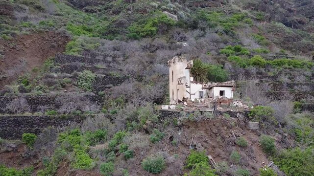 "Ruinas de Castillo Antiguo en Paisaje Natural &ndash; Cinem&aacute;tico y Misterioso"