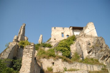 史跡の要塞跡を見上げる石壁と緑のコントラスト

