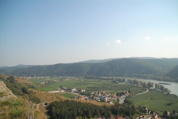 ドナウ川を見下ろす丘陵と村落のパノラマ風景

