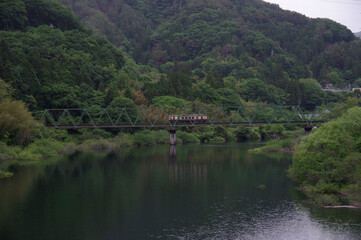 Fototapeta premium 草木湖に架かる陸橋を渡るわたらせ渓谷鉄道