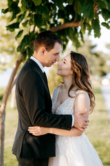 Naklejka premium bride and groom walking in the park
