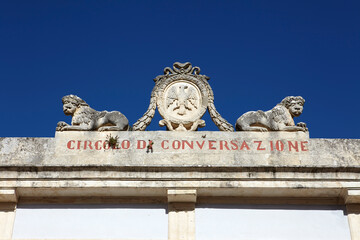 Circolo di conversazione in Ragusa Ibla, Sicily, Italy
