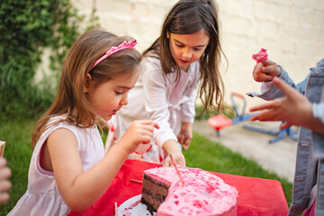 Obraz premium Happy moments at a delightful birthday party celebration