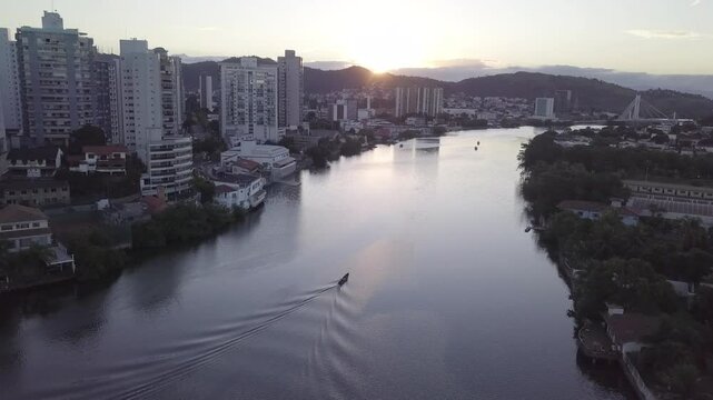 Canal de Camburi onde desagua o rio Santa Maria. Vit&oacute;ria, Esp&iacute;rito Santo, Brasil.
