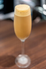 シャンパングラスに注がれたラテ・シェケラート