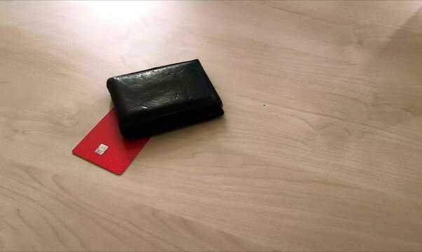 Arrojar dinero para pagar liquidar deuda