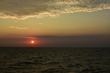 Fototapeta premium Golden Horizon in the Middle of the Ocean