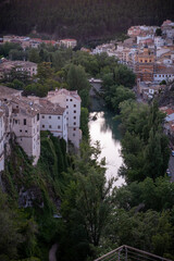 Vista de la ciudad medieval de Cuenca, situada en los acantilados en España.	
