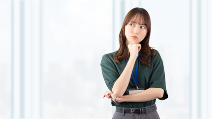 Fototapeta premium 考えごとをする若い女性・ビジネスウーマン