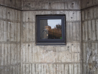 窓と打ち放しコンクリート