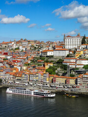 Obraz premium Vue emblématique sur la ville de Porto depuis Nova de Gaia, Portugal 