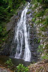 三角に流れる素晴らしき自然のアート。鹿児島の八瀬尾の滝といった場所です。