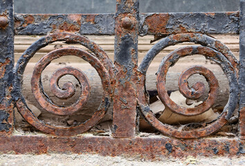 Wrought iron lattice with geometrical details