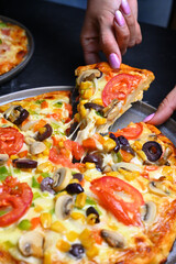 Sabrosa Pizza, Pepperoni, Mozzarella, queso derretido, tomate, aceitunas, champiñones, tomando una porcion
