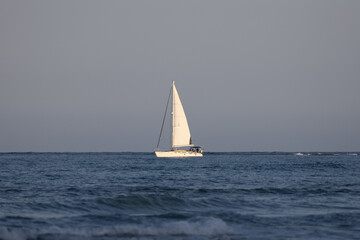 Fototapeta premium sailboat on the sea at sunset.