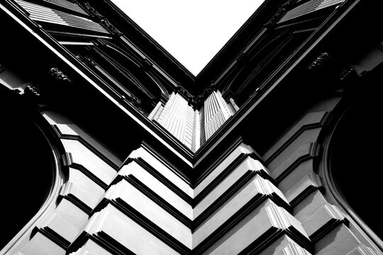 Paredes, janelas, teto, porta e colunas de pr&eacute;dios de arquitetura antiga. 