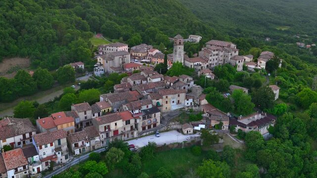 Veduta aerea di Greccio, pittoresco borgo medievale vicino Rieti, Lazio, Italia. 
Greccio &egrave; borgo arroccato sui Monti Sabini sulla valle di Rieti.