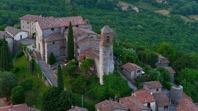 Veduta aerea di Greccio, pittoresco borgo medievale vicino Rieti, Lazio, Italia. 
Greccio &egrave; borgo arroccato sui Monti Sabini sulla valle di Rieti.