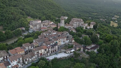 Veduta aerea di Greccio, pittoresco borgo medievale vicino Rieti, Lazio, Italia. 
Greccio &egrave; borgo arroccato sui Monti Sabini sulla valle di Rieti.