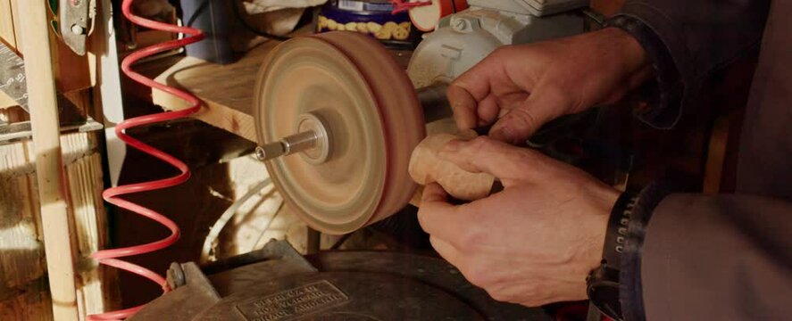 Mani uomo modellano pipa in legno al tornio II