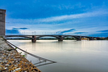 Theodor-Heuss-Brück in Mainz bei Nacht