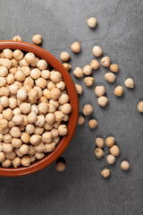 Earthenware bowl full of chickpeas on a kitchen worktop in a zenithal photograph
