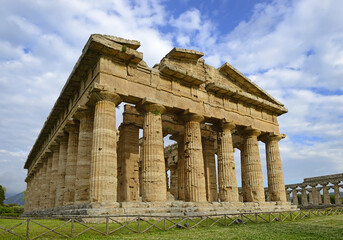 Obraz premium Second Temple of Hera in Paestum, Greek temple of Magna Graecia, the ruins of the ancient city of Paestum. UNESCO World Heritage Site, municipality of Capaccio, province of Salerno, Italy