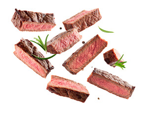 fallende Medium Steak Stücke isoliert auf weißen Hintergrund