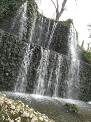cascada naturaleza rocosa, agua cayendo verde alrededor, parque © Madeleine