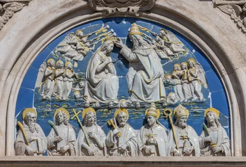Fototapete FLORENCE, ITALY - MARCH 17, 2025: The ceramic relief of Coronation of Virgin Mary over the portal of church Chiesa di Ognissanti by Benedetto Buglioni from year 1510. © Renáta Sedmáková