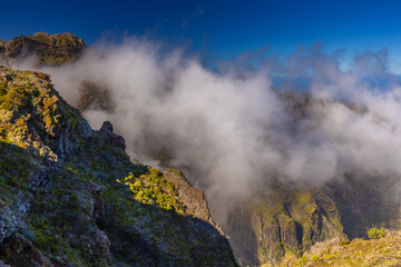 Majestatyczny krajobraz pasma górskiego skąpany w słońcu, Pico do Arieiro, Madera
