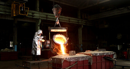 The molten metal is poured into the mold. Melting furnace for cast iron and steel and liquid metal.	
