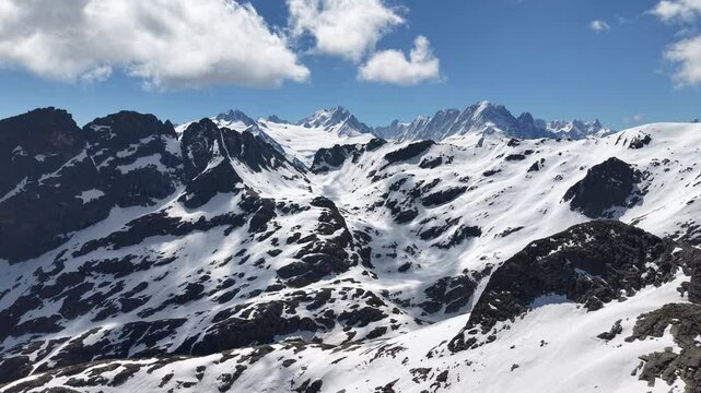 Vue a&eacute;rienne spectaculaire d&rsquo;un barrage en arc au c&oelig;ur des Alpes, entour&eacute; de neige et de montagnes rocheuses. Vid&eacute;o drone 4k 60fps