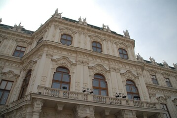 上空視点で見上げる大聖堂外壁の精緻な装飾