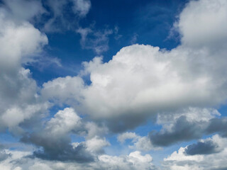 Obraz premium Blue sky with white fluffy clouds. Nature background for design.