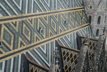 モザイクタイルで彩られた大聖堂屋根のディテール