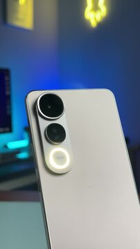 ✨ &iexcl;Luz, c&aacute;mara&hellip; Aura Light! 💡📸
Con el nuevo vivo V50 Lite 5G, cada foto se convierte en una toma profesional.
Su Aura Light ajusta la iluminaci&oacute;n para que siempre salgas con tu mejor versi&oacute;n, inclus