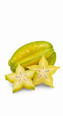 Fototapeta premium Carambola fresca inteira e fatiada, Star Fruit isolada no fundo branco