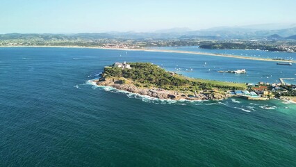 Fototapeta premium Stunning Aerial View of a Scenic Coastal Island Featuring Clear Blue Waters Below