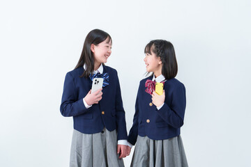 スマートフォンを使う仲良しの女子学生
