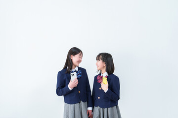 スマートフォンを使う仲良しの女子学生