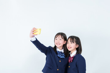 スマートフォンで自撮りをする女子学生