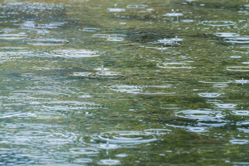 梅雨の季節　川の水面に雨が降る09