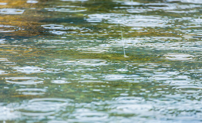 梅雨の季節　川の水面に雨が降る33
