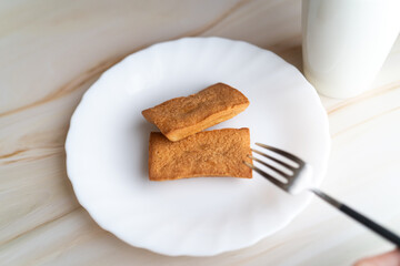 Financier and White Mug on Plate③