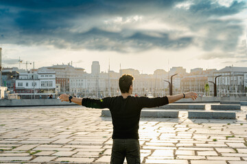 Obraz na płótnie Canvas man looking at the city