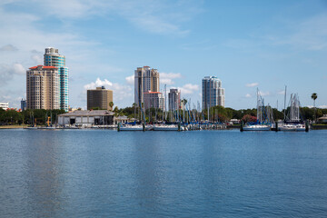 Obraz premium Marina with sailboats and office tower buildings at the waterfront of Old Tampa Bay, St Petersburg, Florida, United States.
