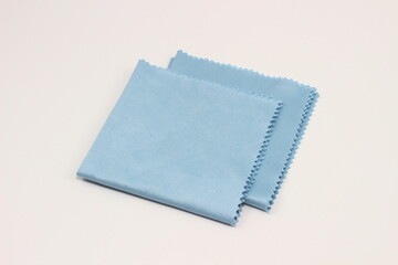 青色のシンプルなレンズクロス、日常使いに最適