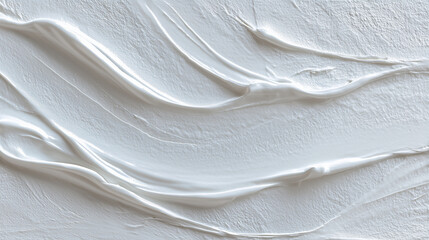 白くなめらかなクリームが波打つように塗られた質感。スキンケアや美容製品の演出に適したビジュアル。